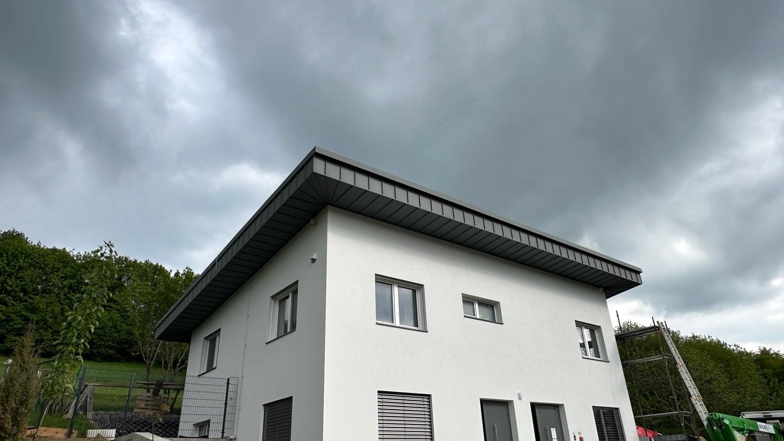 Detail podhľadov a strešného okraja na ambulancii v Oščadnici