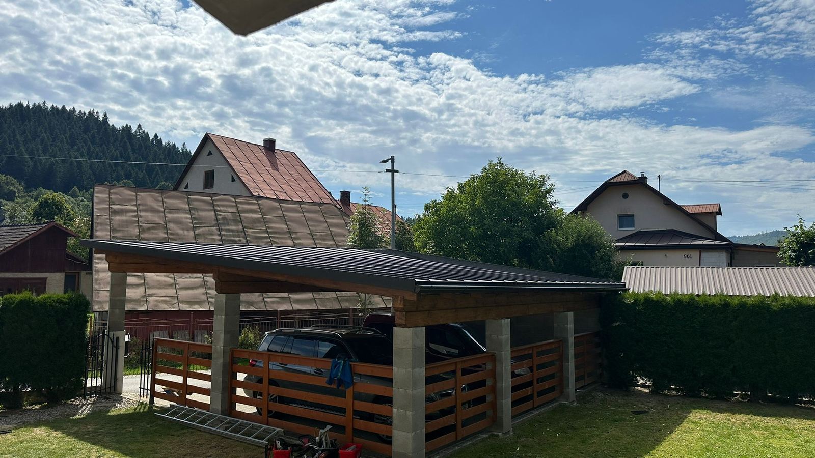 Montáž drevenej konštrukcie prístrešku v Oščadnici