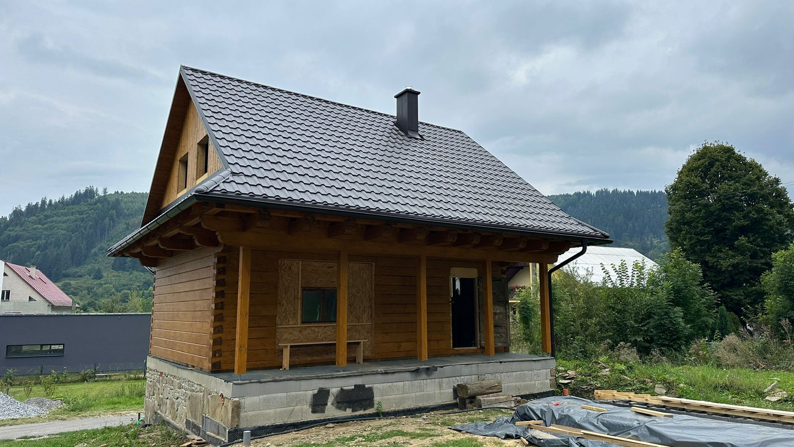 Hotová strecha na drevenej chate v Starej Bystrici
