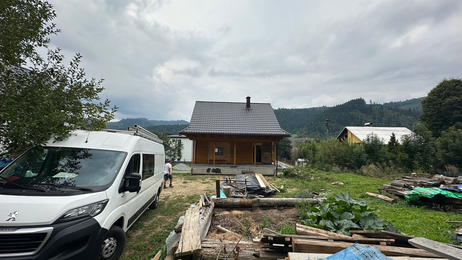 Drevená chata so strechou v horskom prostredí Starej Bystrice
