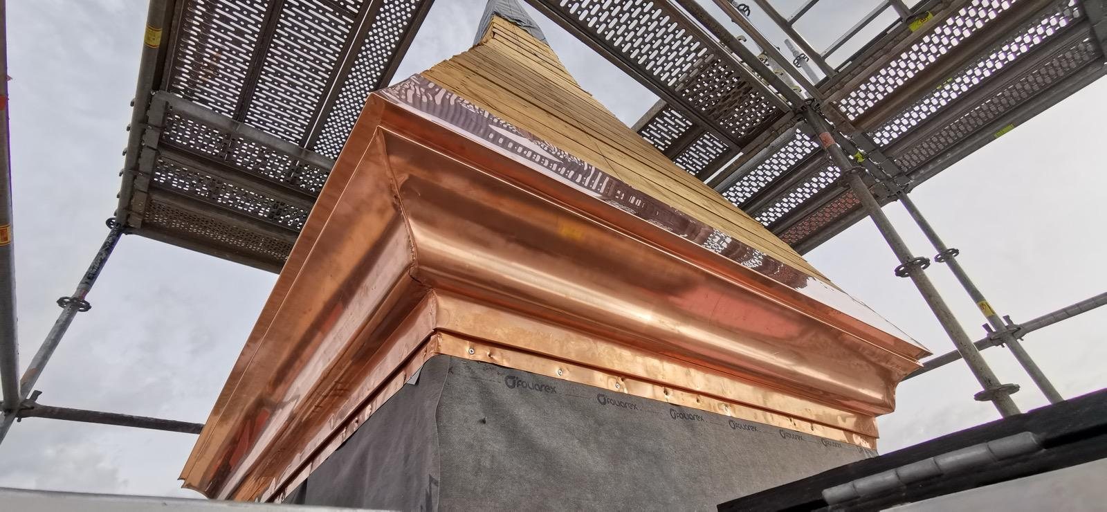 Medený detail vežičky počas realizácie v Žiline