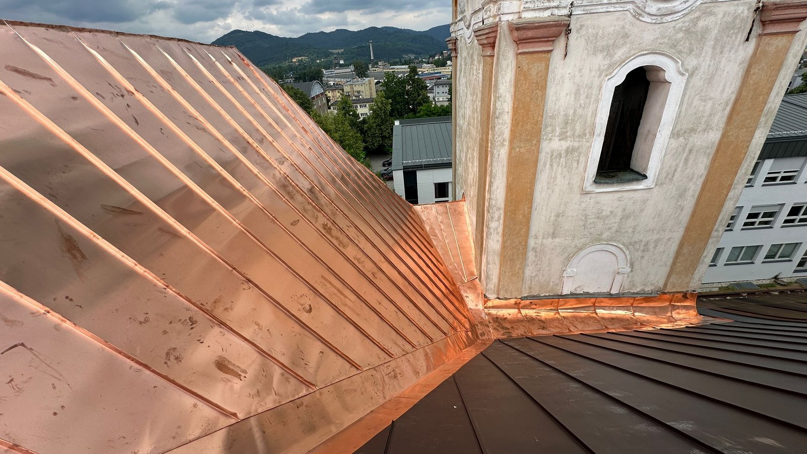 Detail medenej krytiny pri veži Kostola sv. Barbory v Žiline